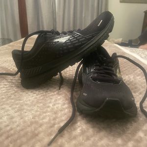 Brooks Adrenaline running shoes size 7. EUC